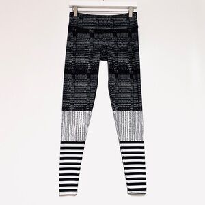 ONZIE Graphic Levels Leggings Black and White Full Length Size Medium Large NWT